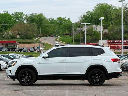Pure White 2022 Volkswagen Atlas 3.6L SE w/Technology