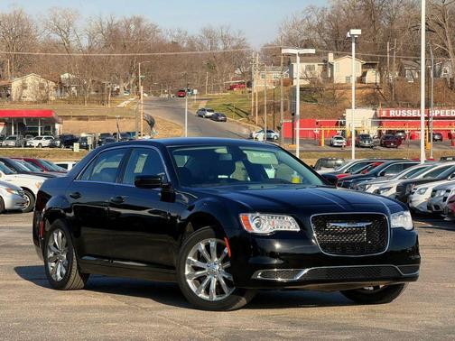 Gloss Black 2018 Chrysler 300 Touring
