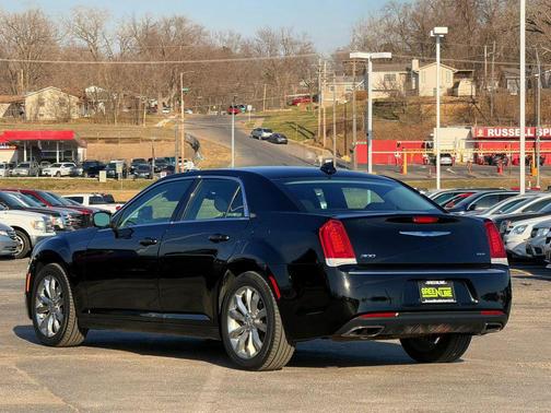 Gloss Black 2018 Chrysler 300 Touring