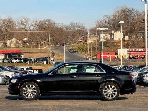 Gloss Black 2018 Chrysler 300 Touring