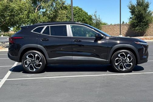 Mosaic Black Metallic 2026 Chevrolet Trax FWD 2RS