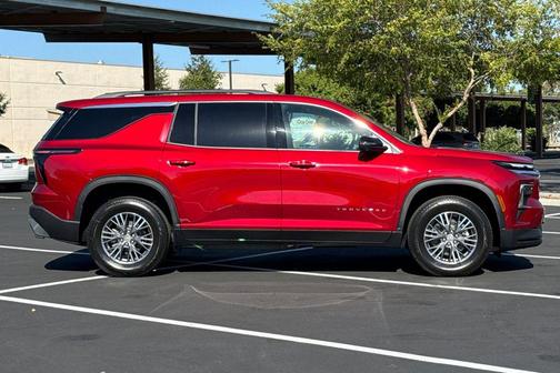 Radiant Red Tintcoat 2026 Chevrolet Traverse LT