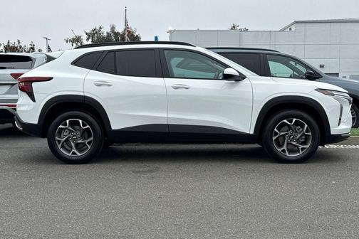 Summit White 2026 Chevrolet Trax LT