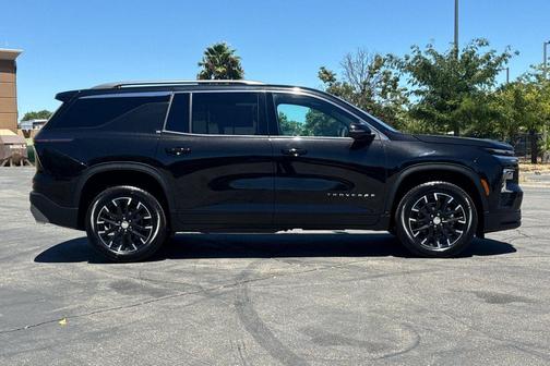 Mosaic Black Metallic 2026 Chevrolet Traverse LT