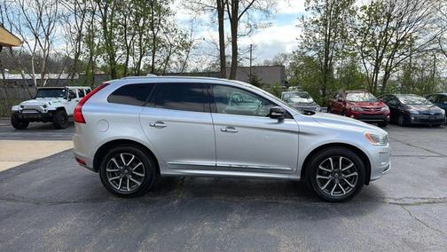 Bright Silver Metallic 2017 Volvo XC60 T6 Dynamic
