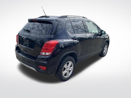 Mosaic Black Metallic 2022 Chevrolet Trax LT