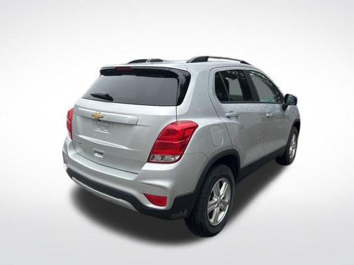 Silver Ice Metallic 2021 Chevrolet Trax LT