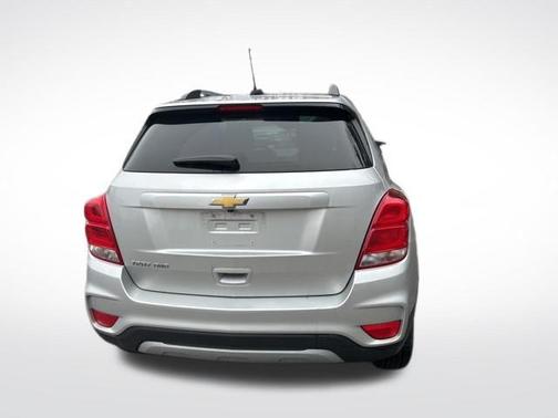 Silver Ice Metallic 2021 Chevrolet Trax LT