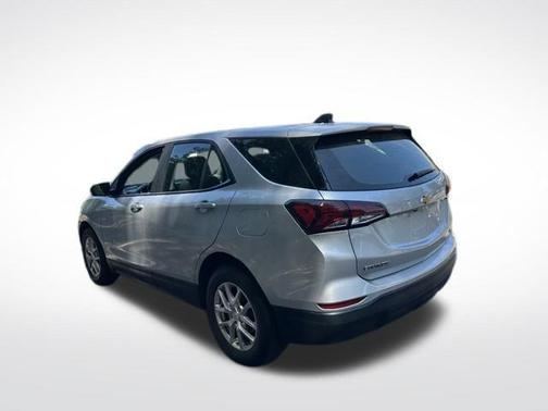 Silver Ice Metallic 2022 Chevrolet Equinox LS