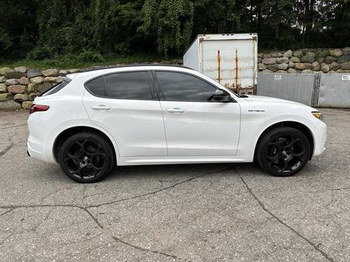 2023 Alfa Romeo Stelvio Estrema AWD