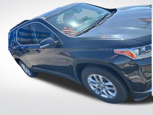Graphite Metallic 2021 Chevrolet Traverse LT Cloth