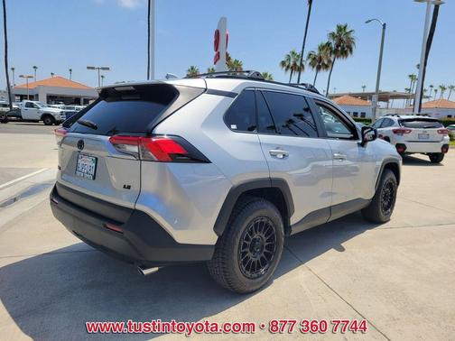 Silver Sky Metallic 2019 Toyota RAV4 LE