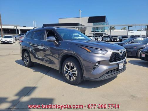 Magnetic Gray Metallic 2023 Toyota Highlander XLE
