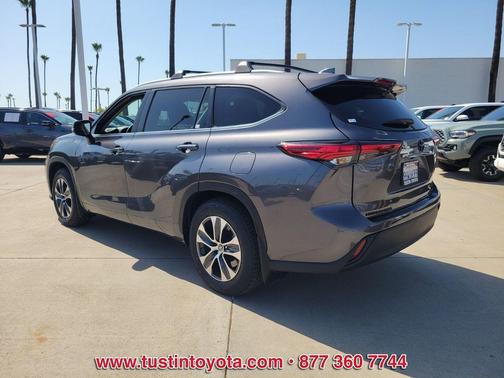 Magnetic Gray Metallic 2023 Toyota Highlander XLE