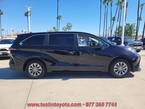 2023 Toyota Sienna LE