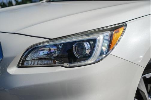 Crystal White Pearl 2017 Subaru Outback 3.6R Touring