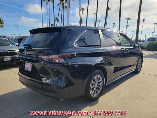 2023 Toyota Sienna LE
