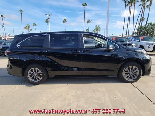 2023 Toyota Sienna LE