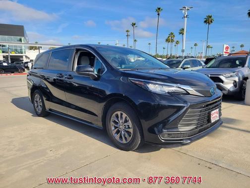 2023 Toyota Sienna LE