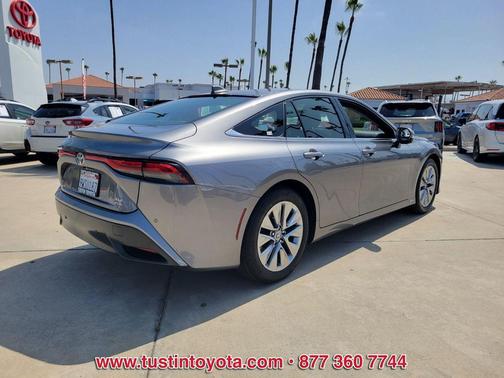 Heavy Metal 2025 Toyota Mirai Base