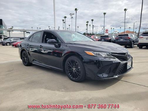 Midnight Black Metallic 2020 Toyota Camry SE