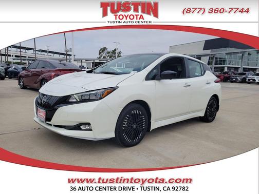 Super Black/Pearl White 2025 Nissan Leaf SV PLUS