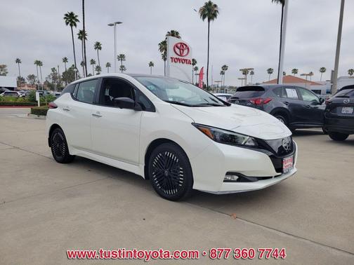 Super Black/Pearl White 2025 Nissan Leaf SV PLUS