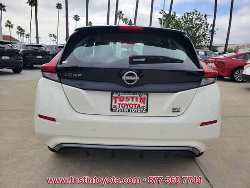 Super Black/Pearl White 2025 Nissan Leaf SV PLUS