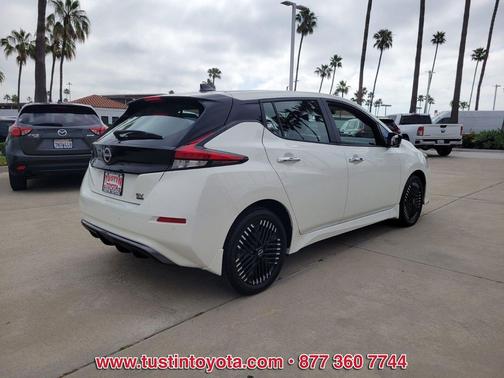 Super Black/Pearl White 2025 Nissan Leaf SV PLUS
