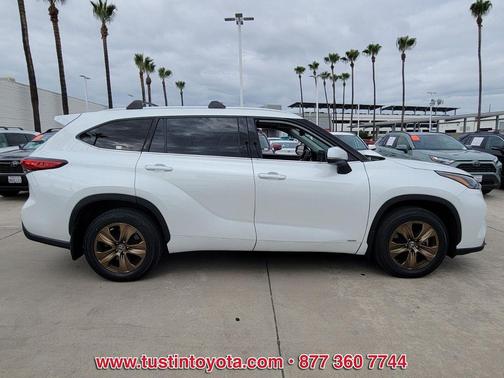 Wind Chill Pearl 2022 Toyota Highlander Hybrid XLE
