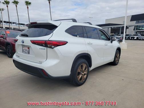 Wind Chill Pearl 2022 Toyota Highlander Hybrid XLE