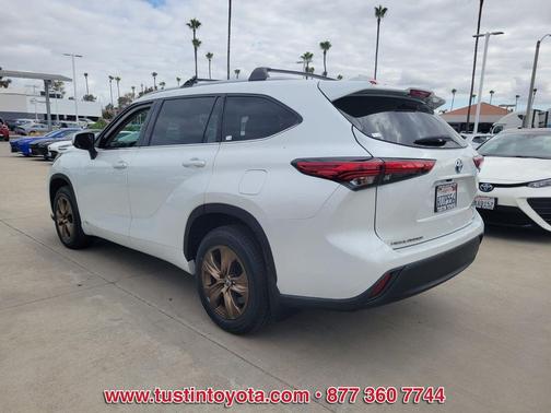 Wind Chill Pearl 2022 Toyota Highlander Hybrid XLE