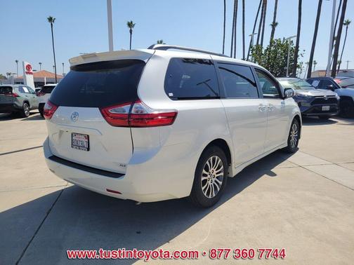 Blizzard Pearl 2018 Toyota Sienna XLE