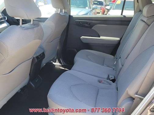 Magnetic Gray Metallic 2022 Toyota Highlander LE