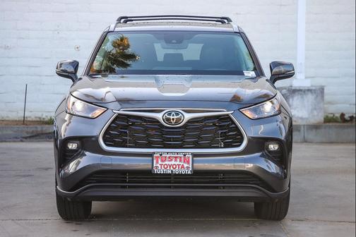 Magnetic Gray Metallic 2023 Toyota Highlander XLE