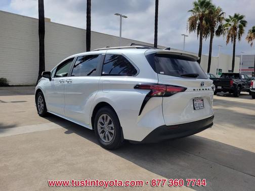 2022 Toyota Sienna XLE 8 Passenger