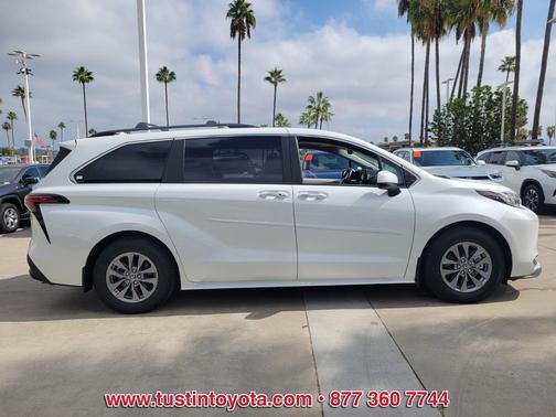 2022 Toyota Sienna XLE 8 Passenger