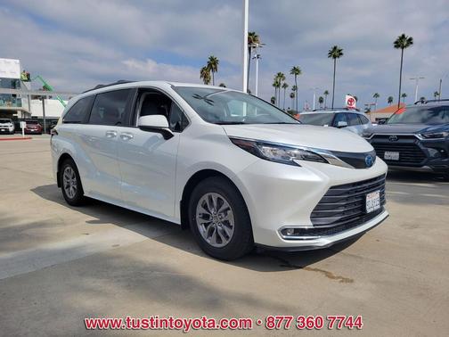 2022 Toyota Sienna XLE 8 Passenger
