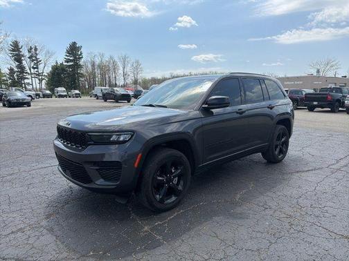 Metallic 2023 Jeep Grand Cherokee Altitude