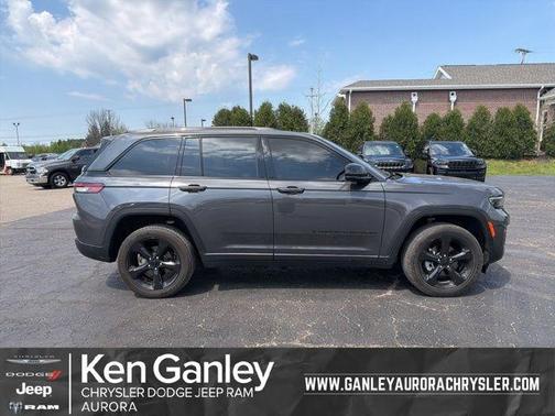 Metallic 2023 Jeep Grand Cherokee Altitude