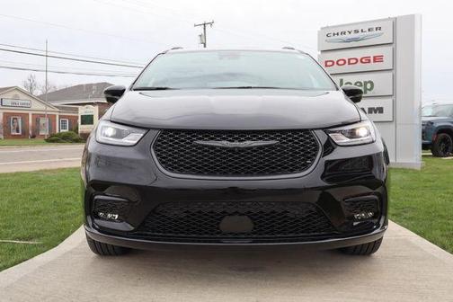 Diamond Black 2026 Chrysler Pacifica Limited