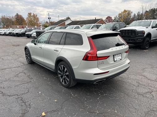 2021 Volvo V60 Cross Country T5