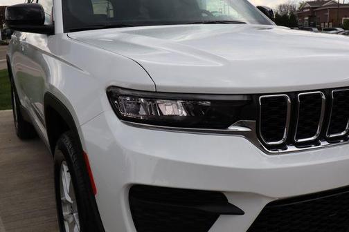 Bright White Clearcoat 2026 Jeep Grand Cherokee Laredo