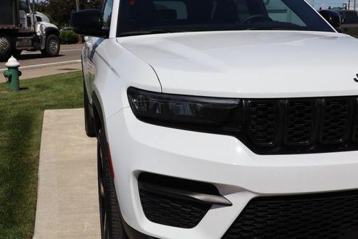 Bright White Clearcoat 2023 Jeep Grand Cherokee Altitude