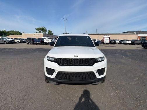 Bright White Clearcoat 2023 Jeep Grand Cherokee Altitude