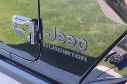 Black Clearcoat 2022 Jeep Gladiator Sport