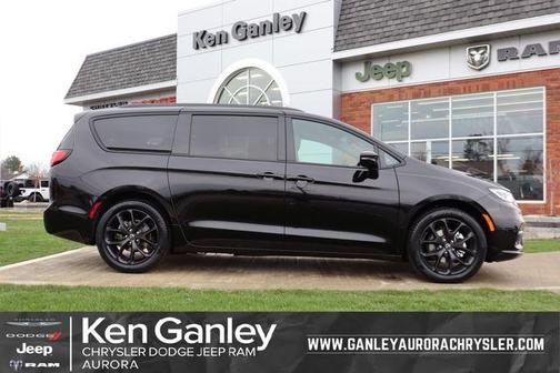 Diamond Black 2026 Chrysler Pacifica Select