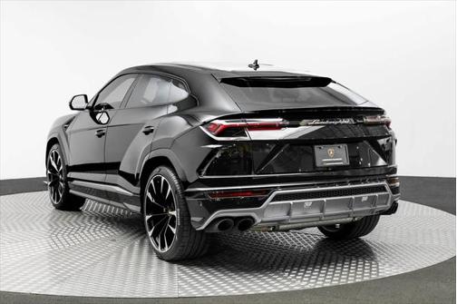 2021 Lamborghini Urus Pearl Capsule