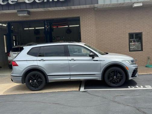 Pyrite Silver Metallic 2022 Volkswagen Tiguan 2.0T SE R-Line Black 4MOTION