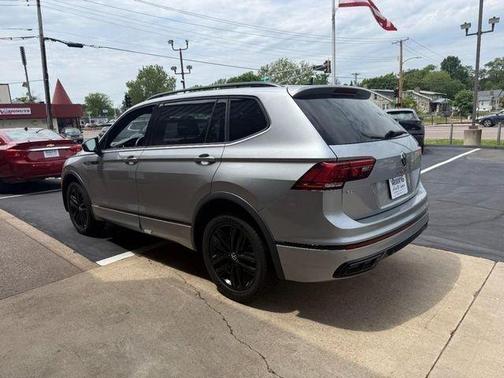 Pyrite Silver Metallic 2022 Volkswagen Tiguan 2.0T SE R-Line Black 4MOTION